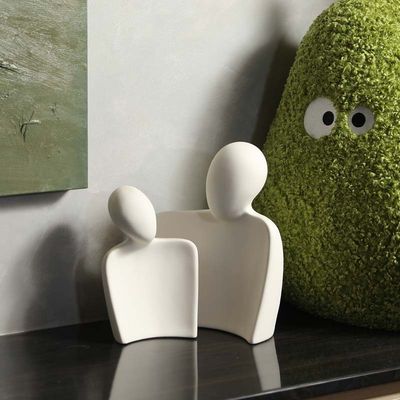 시대적 로맨스 세라믹 웨딩 중추 조각 Bambu Hugged Couple Figurine for Memorable Events