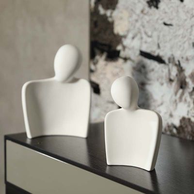 시대적 로맨스 세라믹 웨딩 중추 조각 Bambu Hugged Couple Figurine for Memorable Events