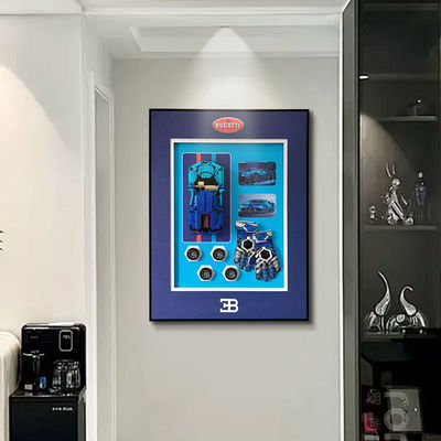 트렌디한 집 장식용으로 벽 프레임에 전시된 커스텀 포르쉐 스포츠카와 아름다운 집 모델