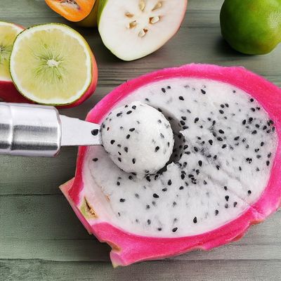 이 스테인레스 스틸 부엌용품으로 채소와 과일을 손쉽게 자르세요.