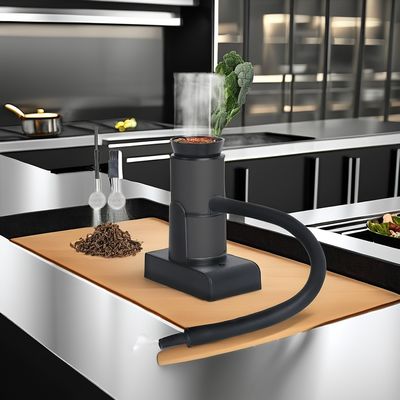 포크에 목재 칩 연기를 투여하기 위한 컴팩트 부엌 도구