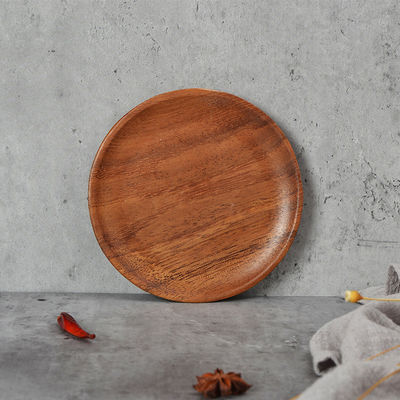 손으로 만든 나무 과일 접시 와 접시 를 사용 하여 식탁 의 장식 을 더 아름답게 만들어라