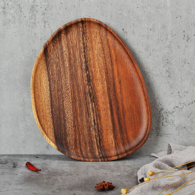 손으로 만든 나무 과일 접시 와 접시 를 사용 하여 식탁 의 장식 을 더 아름답게 만들어라