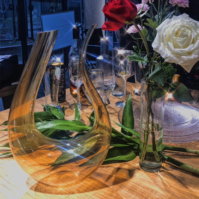 부르고뉴 와 보르도 와인을 위한 U 모양의 앰버 와인 글래스의 고급스러움을 경험하라