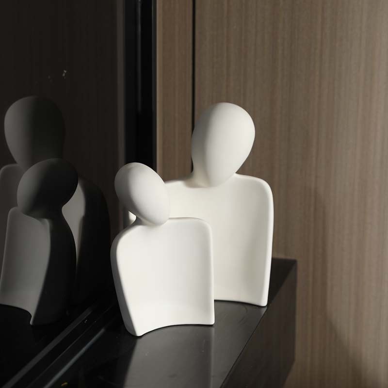 시대적 로맨스 세라믹 웨딩 중추 조각 Bambu Hugged Couple Figurine for Memorable Events