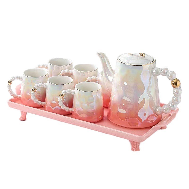 현대적 인 껍질 모양 의 세라믹 커피 머그 와 대나무 접시